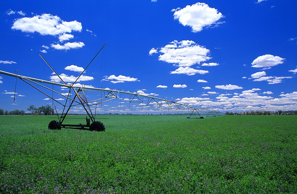 File:CSIRO ScienceImage 4565 Irrigation spray boom in lucerne crop near Albury NSW.jpg